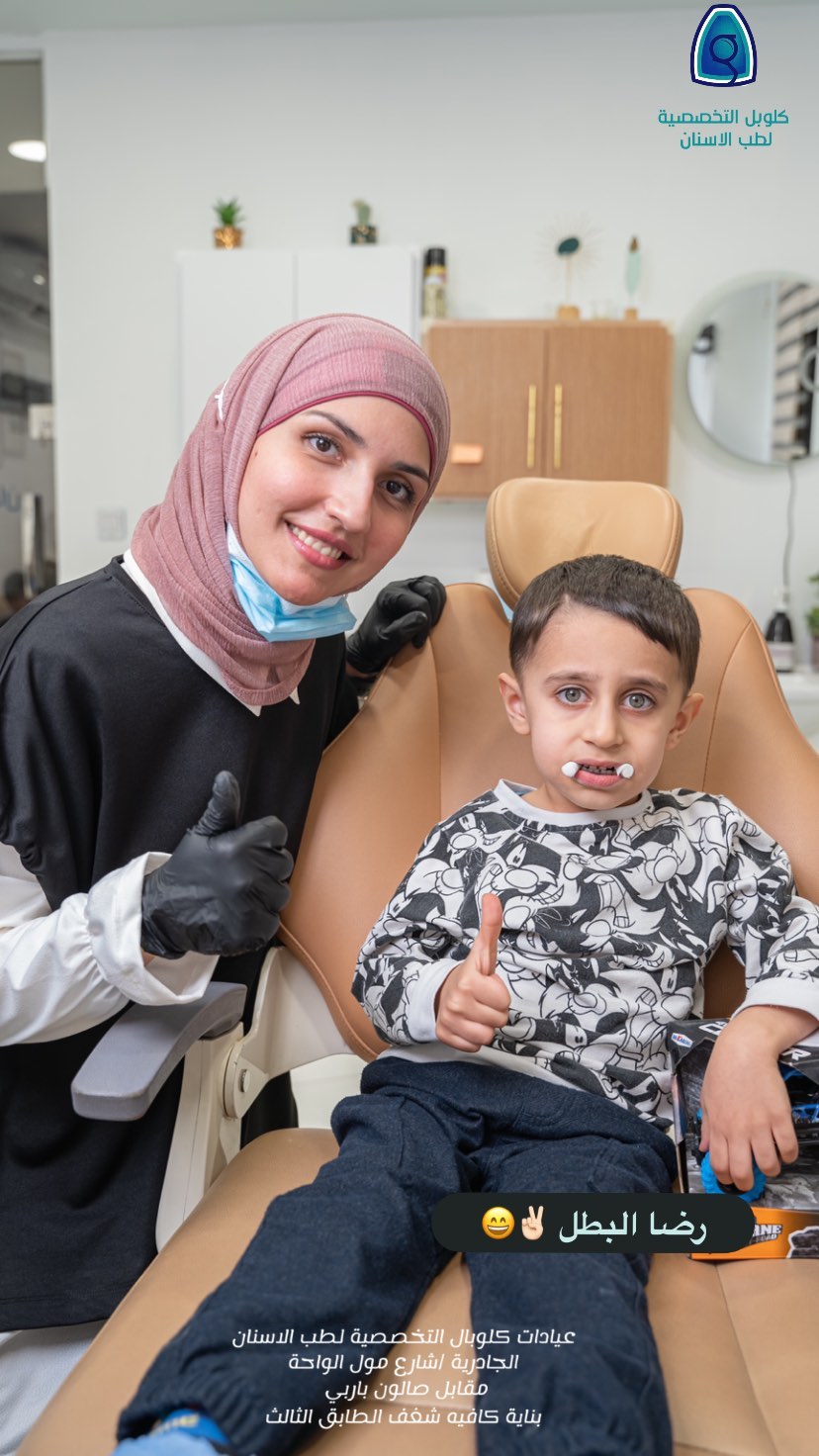 د. دينا حامد مع طفل في كرسي العلاج
