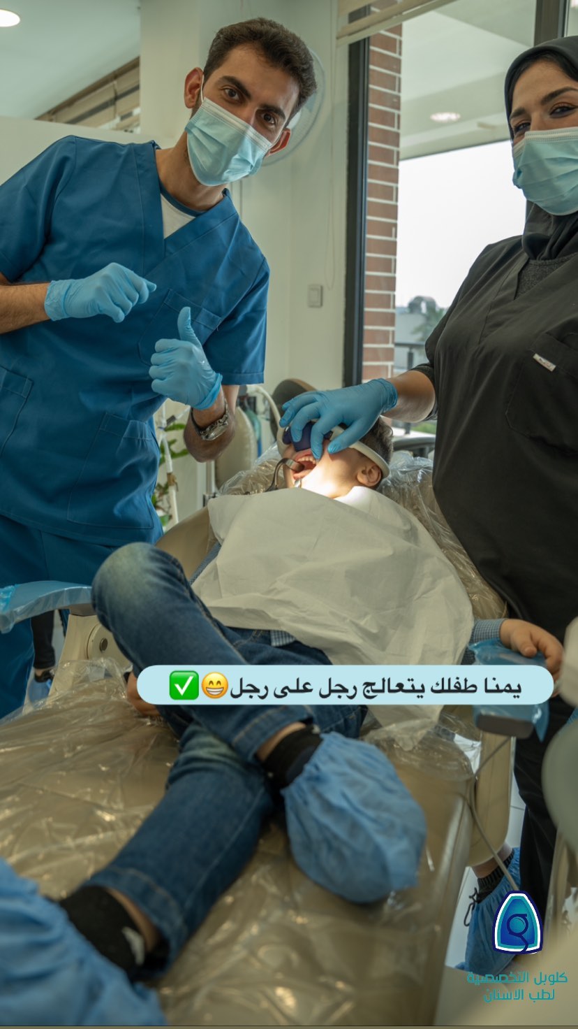 د. محمد باقر وفريق الأطفال خلال جلسة